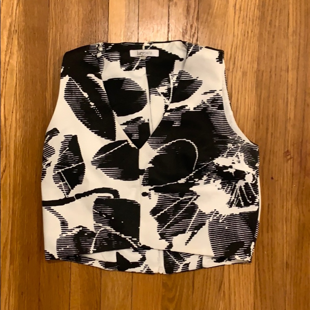 Cropped patterned top